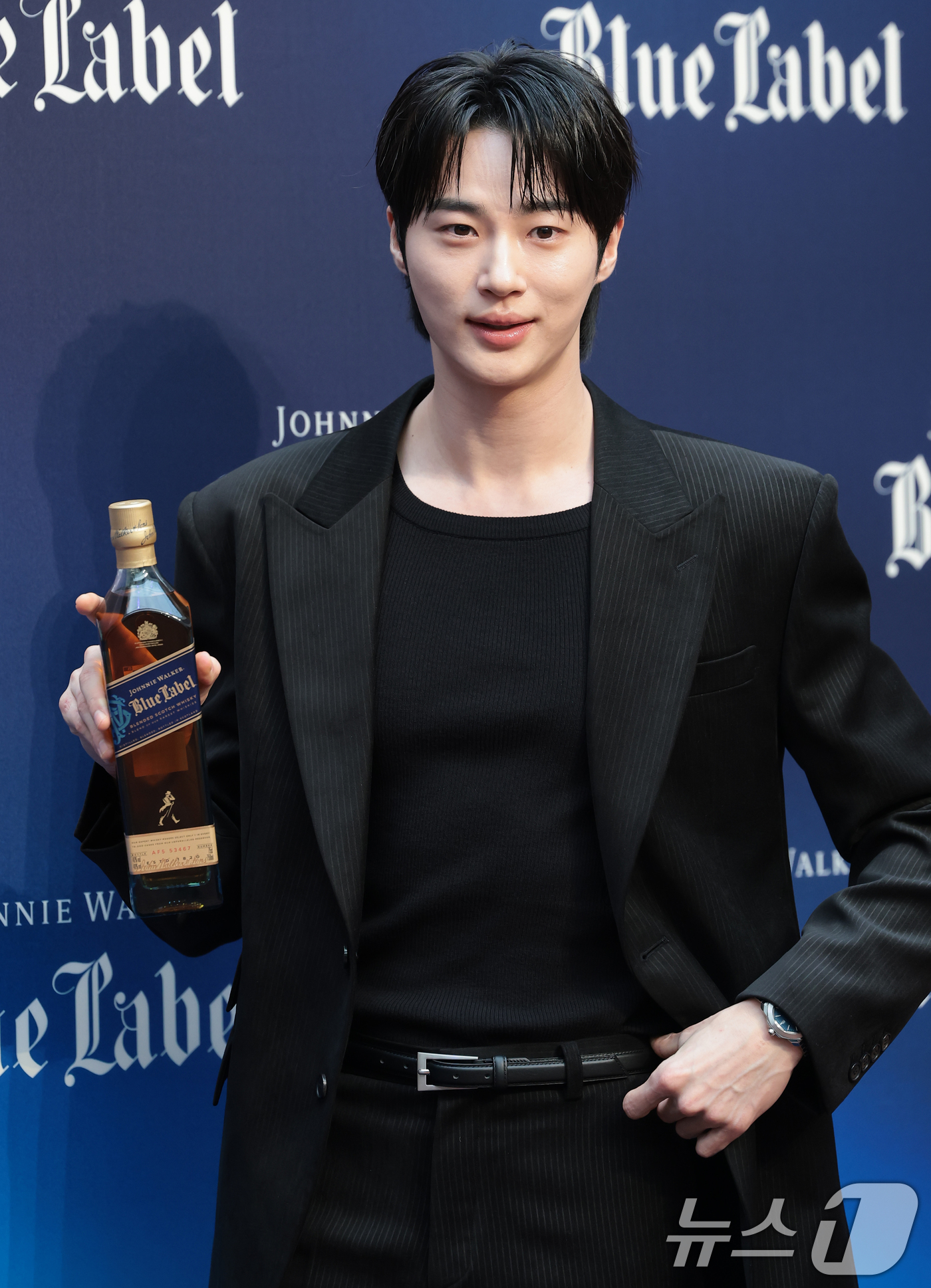 (서울=뉴스1) 권현진 기자 = 배우 변우석이 21일 서울 용산구 한남동 낫배드커피 한남에서 열린 조니워커 ‘더 블루로드:루트 투 석세스’ 팝업 오프닝 행사에 참석해 포즈를 취하고 …