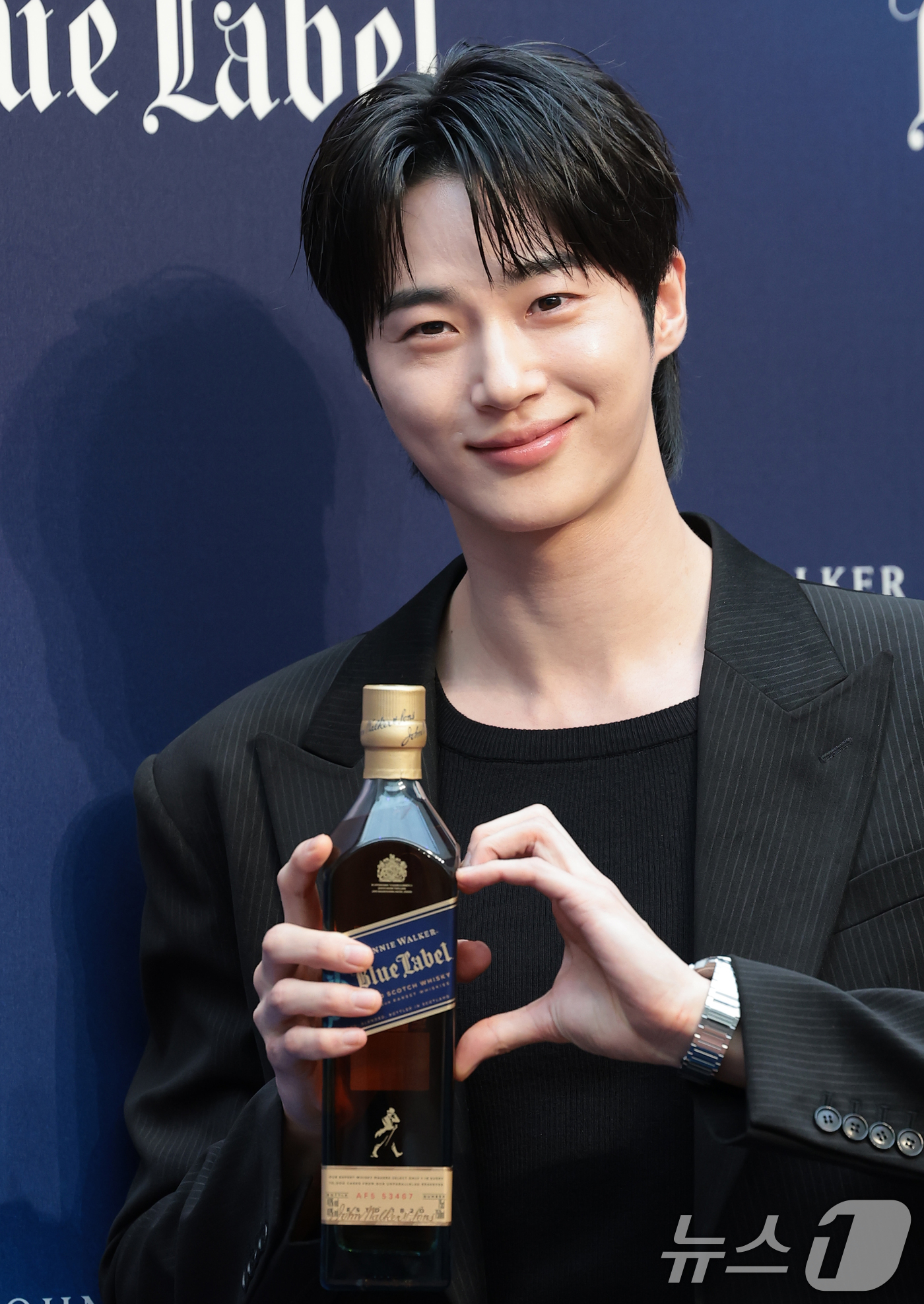 (서울=뉴스1) 권현진 기자 = 배우 변우석이 21일 서울 용산구 한남동 낫배드커피 한남에서 열린 조니워커 ‘더 블루로드:루트 투 석세스’ 팝업 오프닝 행사에 참석해 포즈를 취하고 …