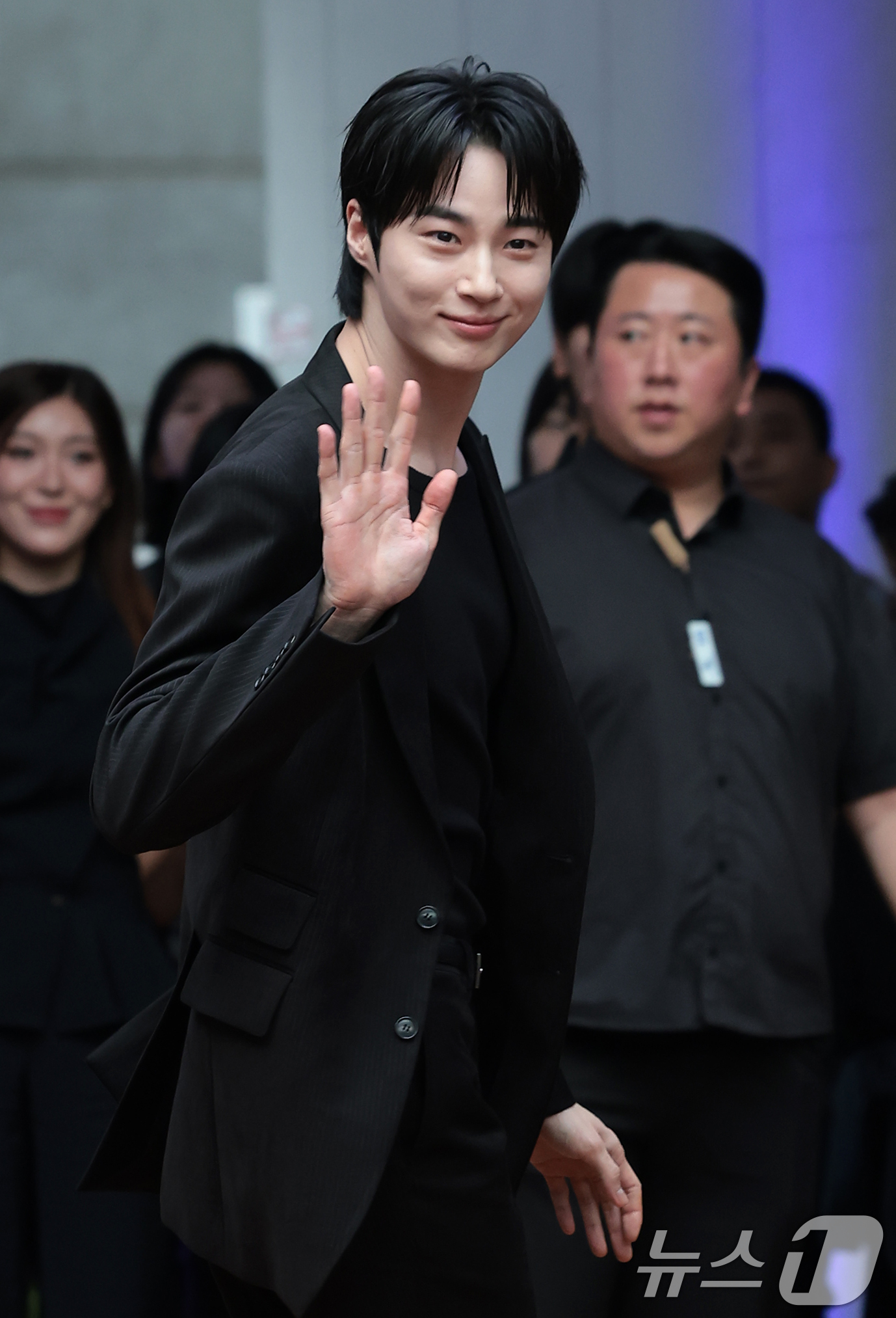 (서울=뉴스1) 권현진 기자 = 배우 변우석이 21일 서울 용산구 한남동 낫배드커피 한남에서 열린 조니워커 ‘더 블루로드:루트 투 석세스’ 팝업 오프닝 행사에 참석해 인사를 하고 …