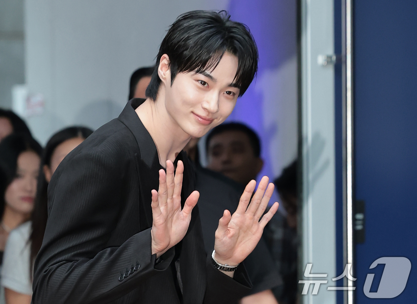 (서울=뉴스1) 권현진 기자 = 배우 변우석이 21일 서울 용산구 한남동 낫배드커피 한남에서 열린 조니워커 ‘더 블루로드:루트 투 석세스’ 팝업 오프닝 행사에 참석해 인사를 하고 …