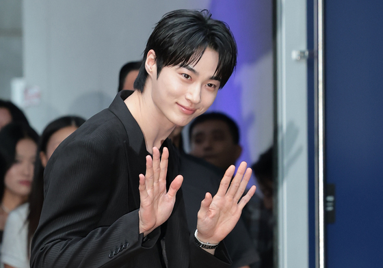 변우석, 심장 쿵쾅쿵쾅 미소
