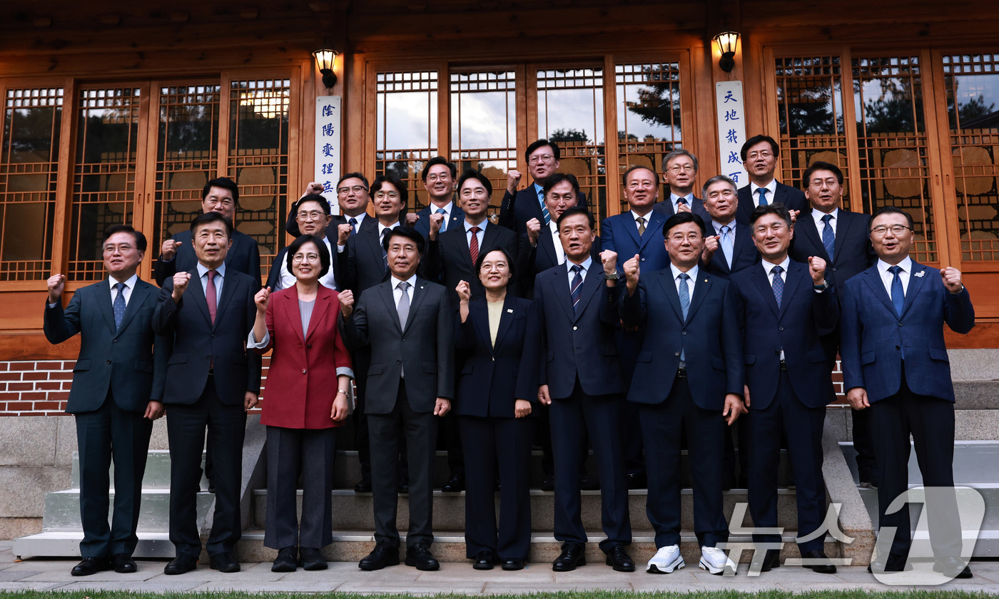 (서울=뉴스1) 구윤성 기자 = 한성숙 국무총리가 21일 오후 서울 종로구 삼청동 국무총리 서울공관에서 열린 주택공급 관련 서울 구청장 간담회에 앞서 기념 촬영하고 있다.  202 …