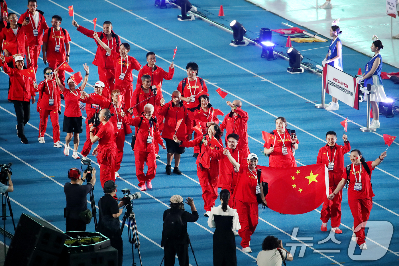 (대구=뉴스1) 공정식 기자 = 21일 오후 대구 수성구 대구스타디움에서 열린 '2026 대구세계마스터즈육상경기대회' 개회식에서 중국 선수단이 입장하고 있다. 2026.8.21/뉴 …
