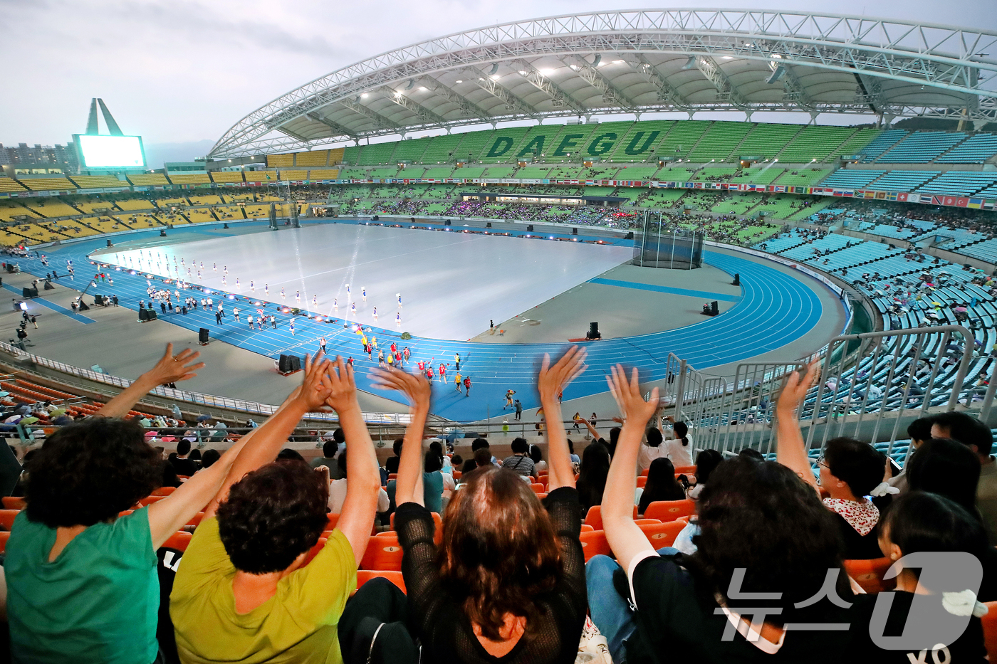 (대구=뉴스1) 공정식 기자 = 21일 오후 대구 수성구 대구스타디움에서 열린 '2026 대구세계마스터즈육상경기대회' 개회식에서 시민들이 각국 선수단을 환영하고 있다. 2026.8 …