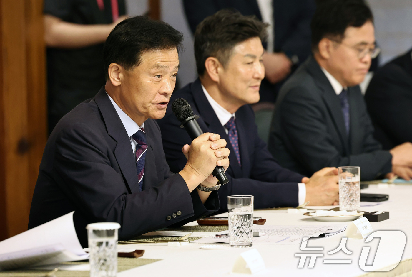 (서울=뉴스1) 구윤성 기자 = 서울시구청장협의회장인 이승로 성북구청장이 21일 오후 서울 종로구 삼청동 국무총리 서울공관에서 열린 주택공급 관련 국무총리와의 간담회에서 발언하고 …