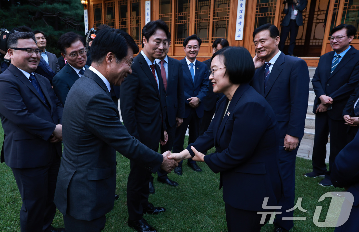(서울=뉴스1) 구윤성 기자 = 한성숙 국무총리가 21일 오후 서울 종로구 삼청동 국무총리 서울공관에서 열린 주택공급 관련 서울 구청장 간담회에 앞서 구청장들과 만나 악수하고 있다 …