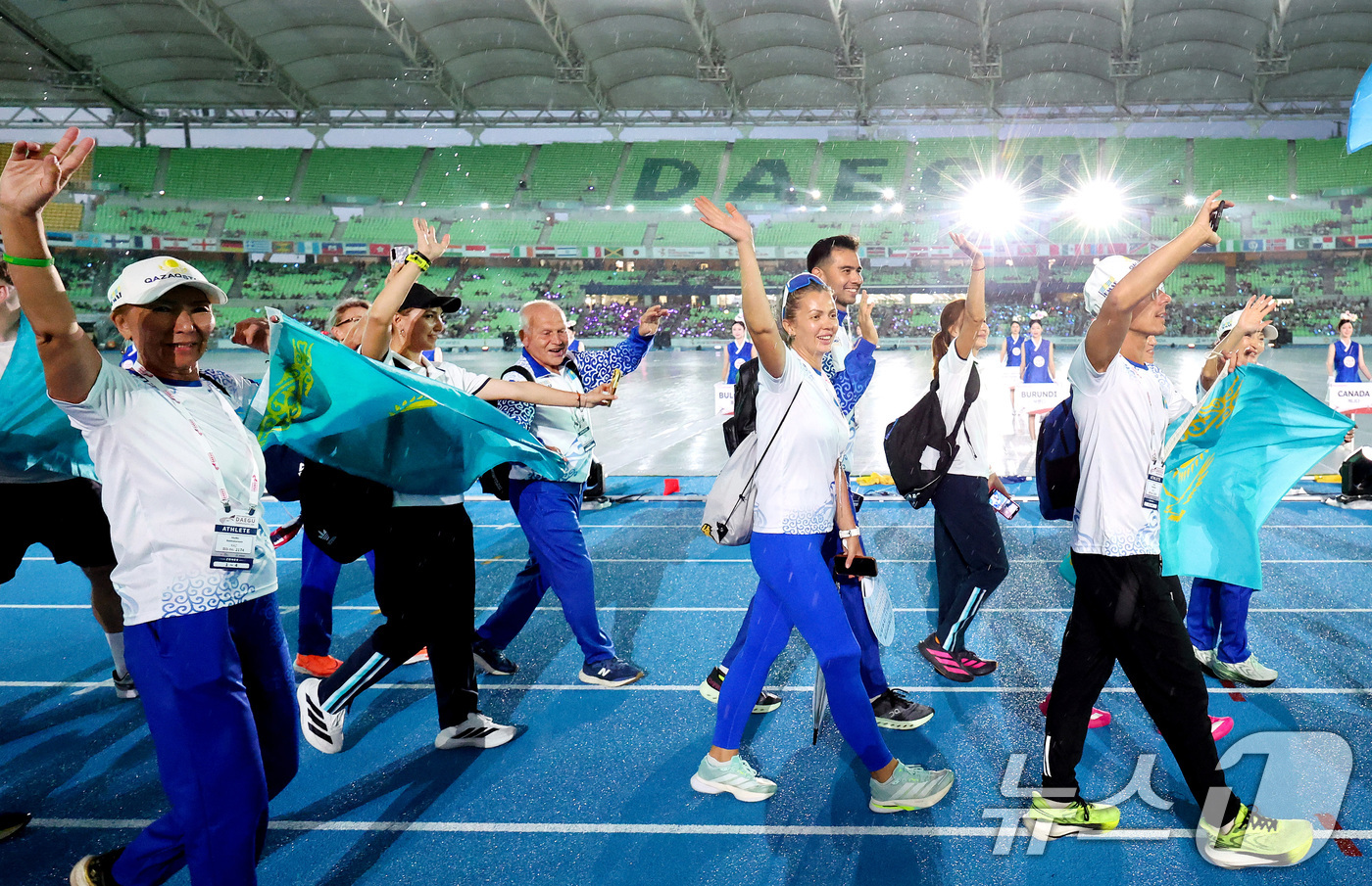 (대구=뉴스1) 공정식 기자 = 21일 오후 대구 수성구 대구스타디움에서 열린 '2026 대구세계마스터즈육상경기대회' 개회식에서 카자흐스탄 선수단이 입장하고 있다. 2026.8.2 …