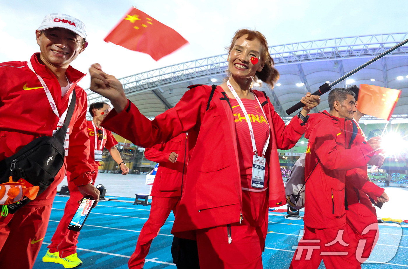(대구=뉴스1) 공정식 기자 = 21일 오후 대구 수성구 대구스타디움에서 열린 '2026 대구세계마스터즈육상경기대회' 개회식에서 중국 선수단이 입장하고 있다. 2026.8.21/뉴 …