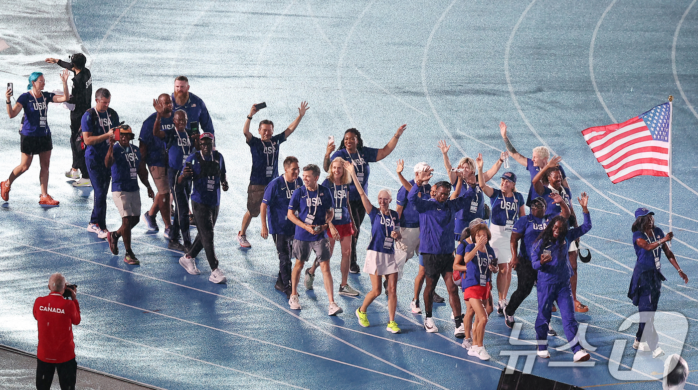 (대구=뉴스1) 공정식 기자 = 21일 오후 대구 수성구 대구스타디움에서 열린 '2026 대구세계마스터즈육상경기대회' 개회식에서 미국 선수단이 입장하고 있다. 2026.8.21/뉴 …