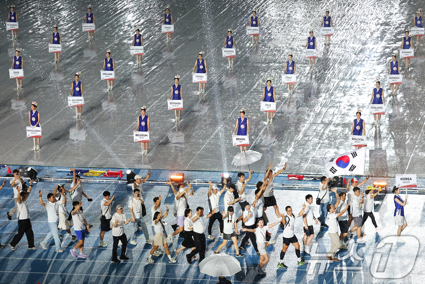(대구=뉴스1) 공정식 기자 = 21일 오후 대구 수성구 대구스타디움에서 열린 '2026 대구세계마스터즈육상경기대회' 개회식에서 대한민국 선수단이 입장하고 있다. 2026.8.21 …