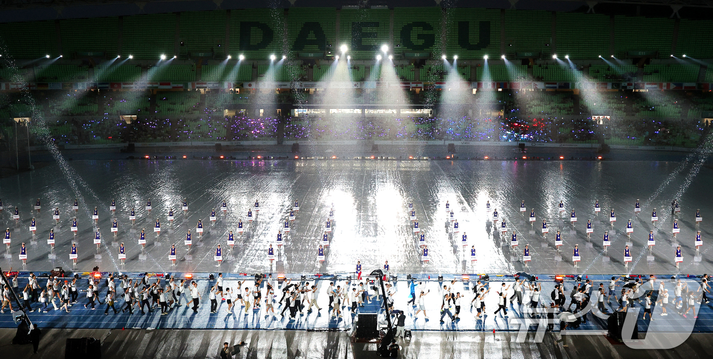 (대구=뉴스1) 공정식 기자 = 21일 오후 대구 수성구 대구스타디움에서 열린 '2026 대구세계마스터즈육상경기대회' 개회식에서 각국 선수단이 입장하고 있다. 2026.8.21/뉴 …