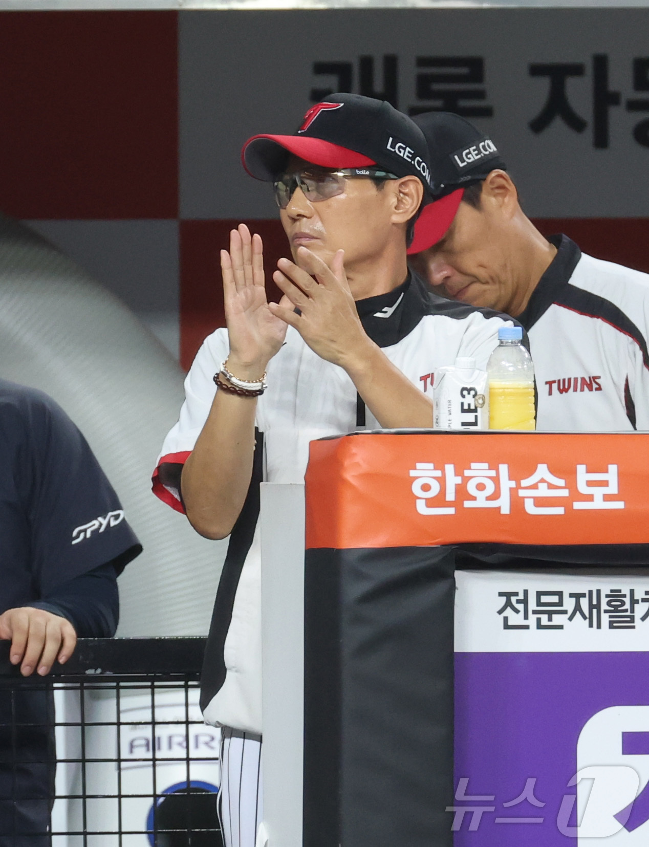 (대전=뉴스1) 김기남 기자 = 21일 대전 한화생명볼파크에서 열린 2026 신한 SOL KBO리그 LG 트윈스와 한화 이글스의 경기에서 LG 염경엽 감독이 1회 7득점 하는 선수 …