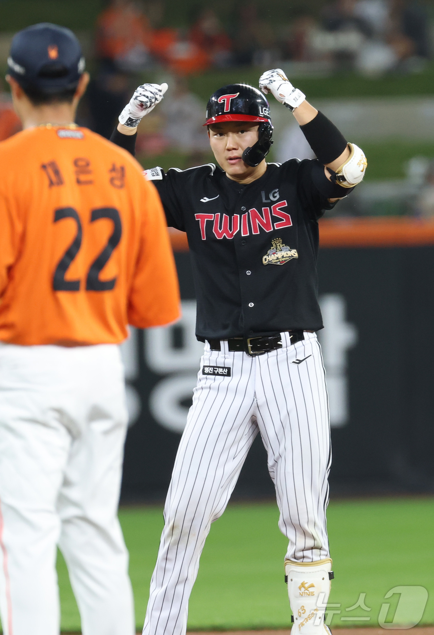 (대전=뉴스1) 김기남 기자 = 21일 대전 한화생명볼파크에서 열린 2026 신한 SOL KBO리그 LG 트윈스와 한화 이글스의 경기에서 LG 이주현이 2루타를 치고 있다. 202 …