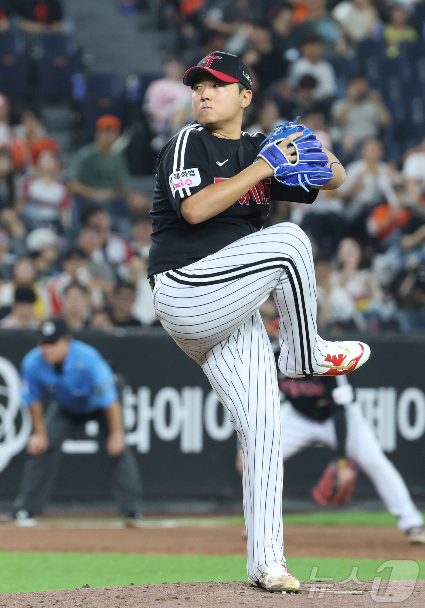 (대전=뉴스1) 김기남 기자 = 21일 대전 한화생명볼파크에서 열린 2026 신한 SOL KBO리그 LG 트윈스와 한화 이글스의 경기에서 LG 선발 송승기가 투구하고 있다. 202 …