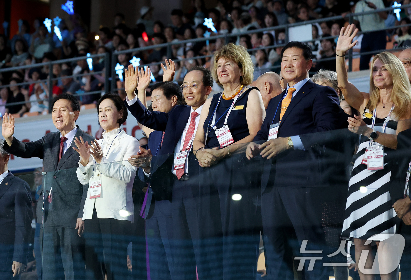 (대구=뉴스1) 공정식 기자 = 21일 오후 대구 수성구 대구스타디움에서 열린 '2026 대구세계마스터즈육상경기대회' 개회식을 찾은 추경호 대구시장(대회조직위원장), 마깃 정만 세 …