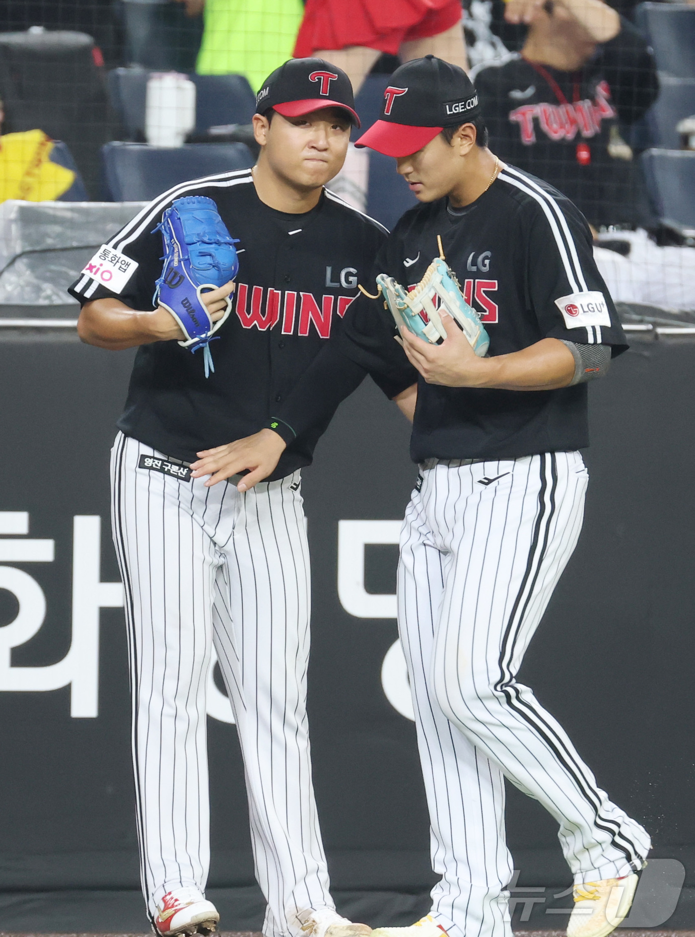 (대전=뉴스1) 김기남 기자 = 21일 대전 한화생명볼파크에서 열린 2026 신한 SOL KBO리그 LG 트윈스와 한화 이글스의 경기에서 2회말 호수비를 펼친 LG 송찬의를 송승기 …