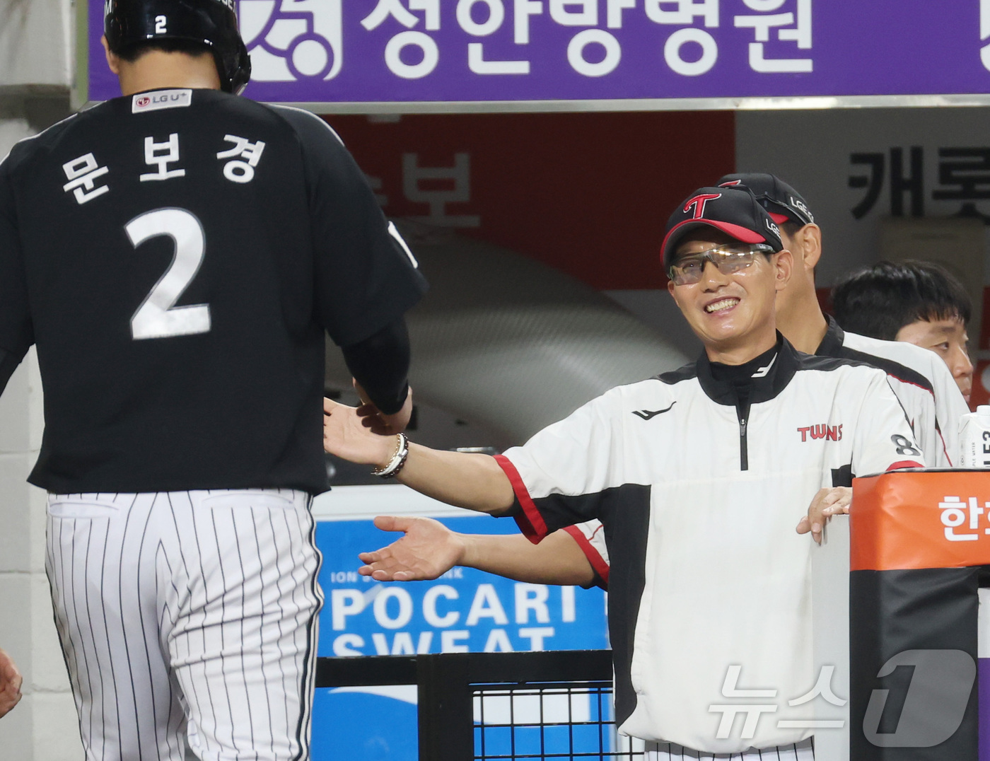 (대전=뉴스1) 김기남 기자 = 21일 대전 한화생명볼파크에서 열린 2026 신한 SOL KBO리그 LG 트윈스와 한화 이글스의 경기에서 3회초 추가 득점을 올린 문보경을 맞이하는 …