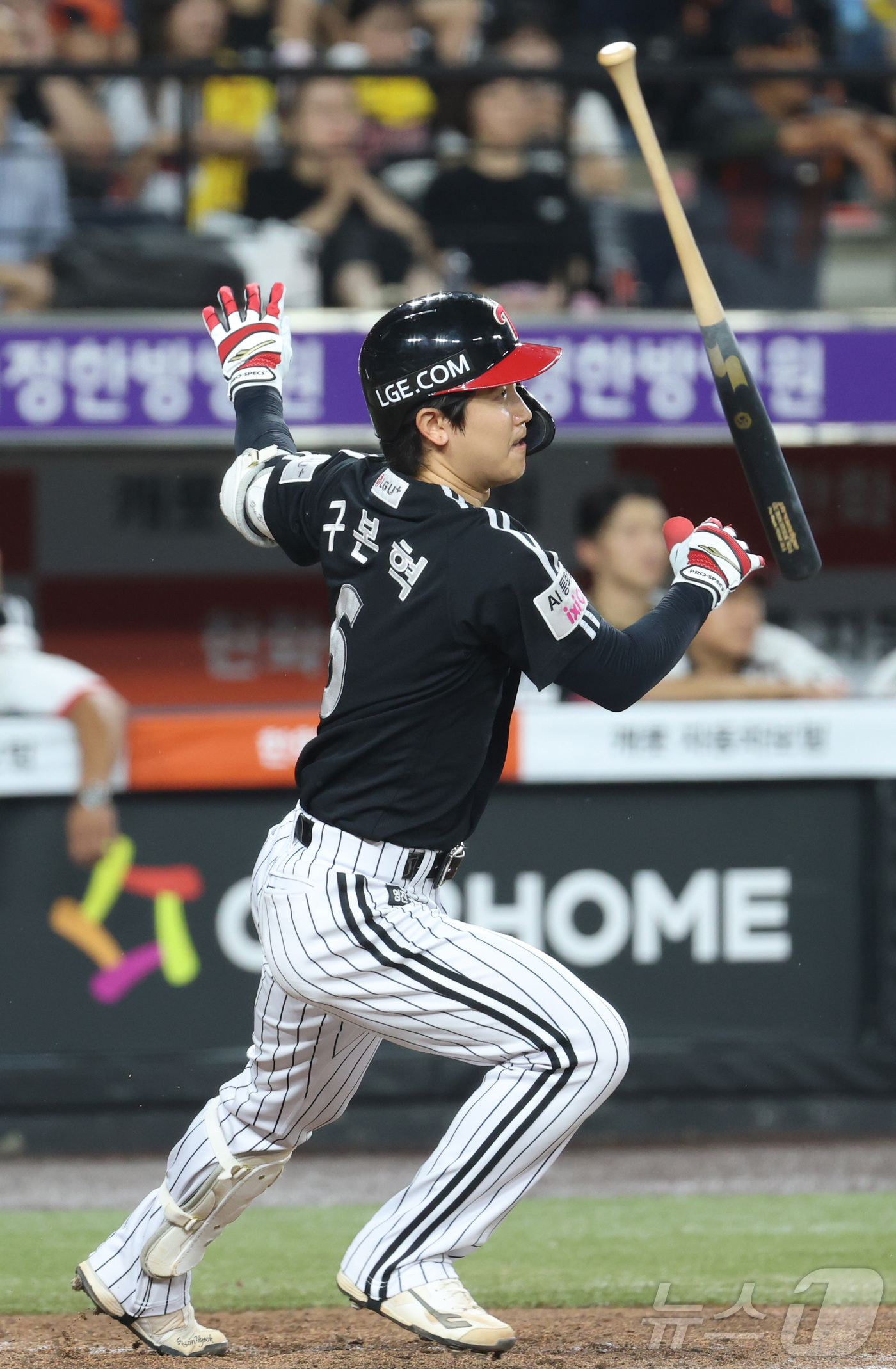 (대전=뉴스1) 김기남 기자 = 21일 대전 한화생명볼파크에서 열린 2026 신한 SOL KBO리그 LG 트윈스와 한화 이글스의 경기에서 3회초 LG 구본혁이 연타석 안타를 치고 …