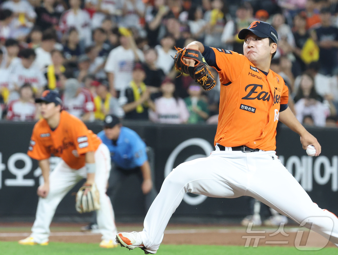 (대전=뉴스1) 김기남 기자 = 21일 대전 한화생명볼파크에서 열린 2026 신한 SOL KBO리그 LG 트윈스와 한화 이글스의 경기에서 한화 권민규가 1회 구원 등판 투구하고 있 …