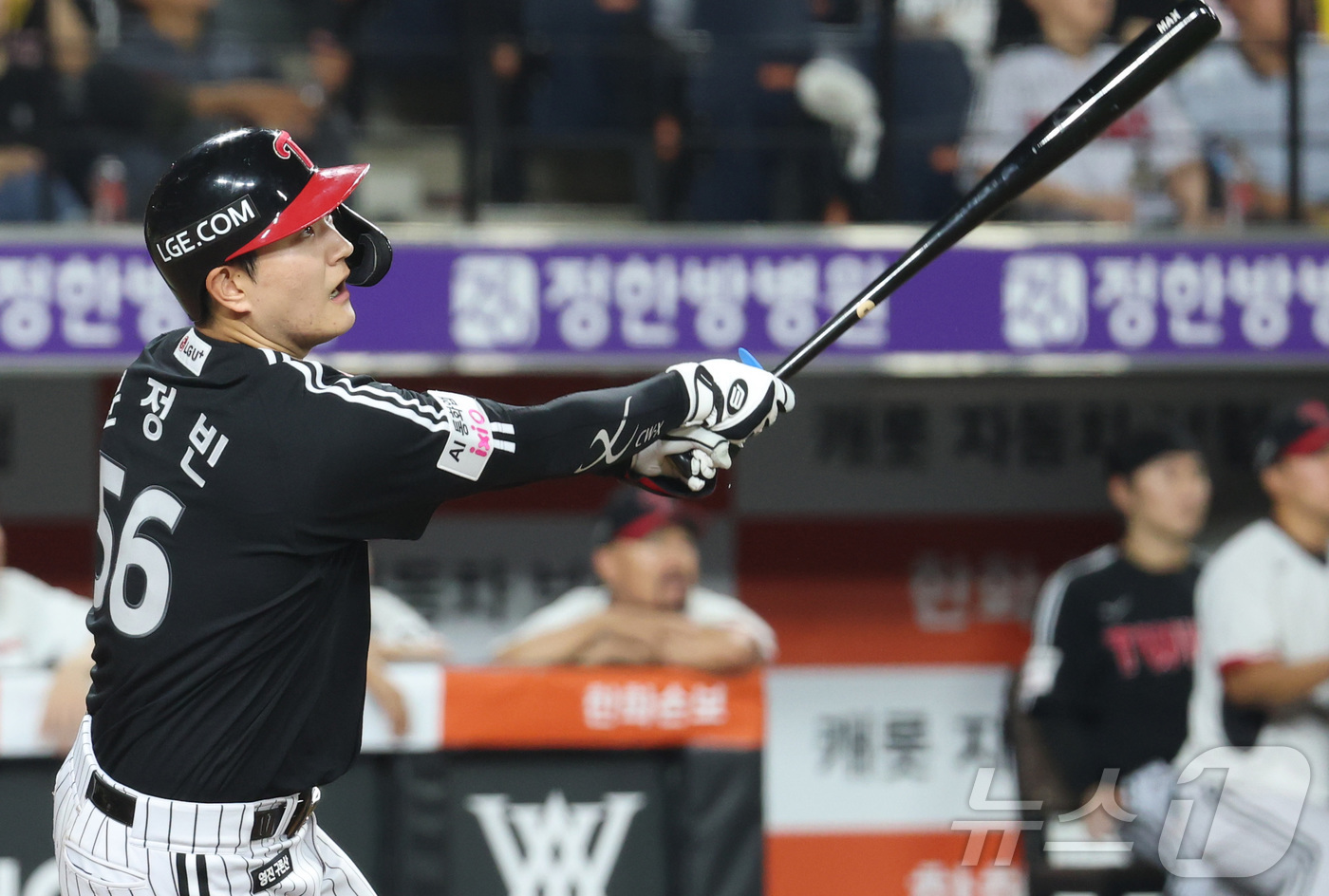 (대전=뉴스1) 김기남 기자 = 21일 대전 한화생명볼파크에서 열린 2026 신한 SOL KBO리그 LG 트윈스와 한화 이글스의 경기에서 1회초 LG 문정빈이 1타점 안타를 치고 …