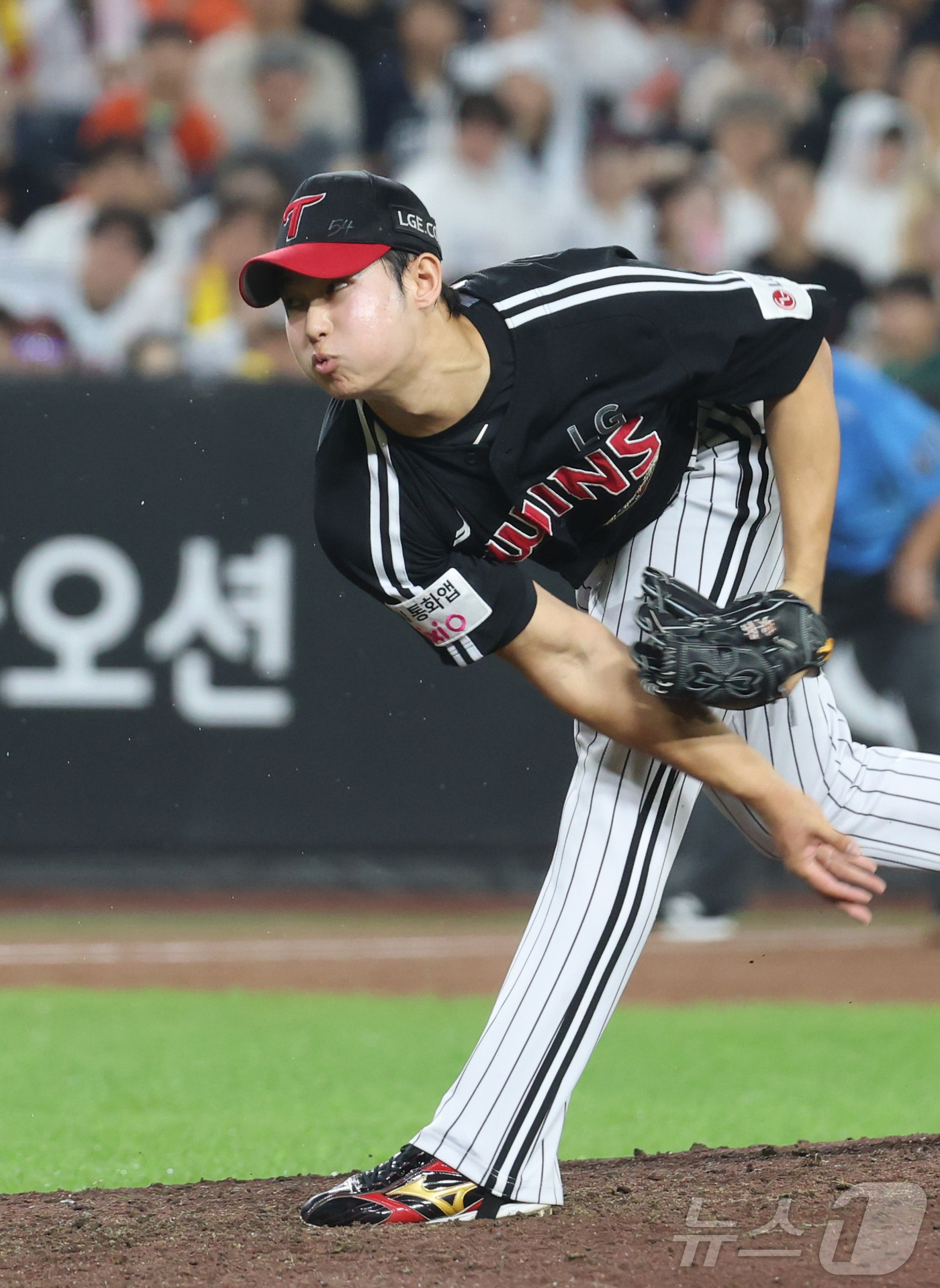 (대전=뉴스1) 김기남 기자 = 21일 대전 한화생명볼파크에서 열린 2026 신한 SOL KBO리그 LG 트윈스와 한화 이글스의 경기에서 5회말 1사 만루 위기에서 LG 김영우가 …
