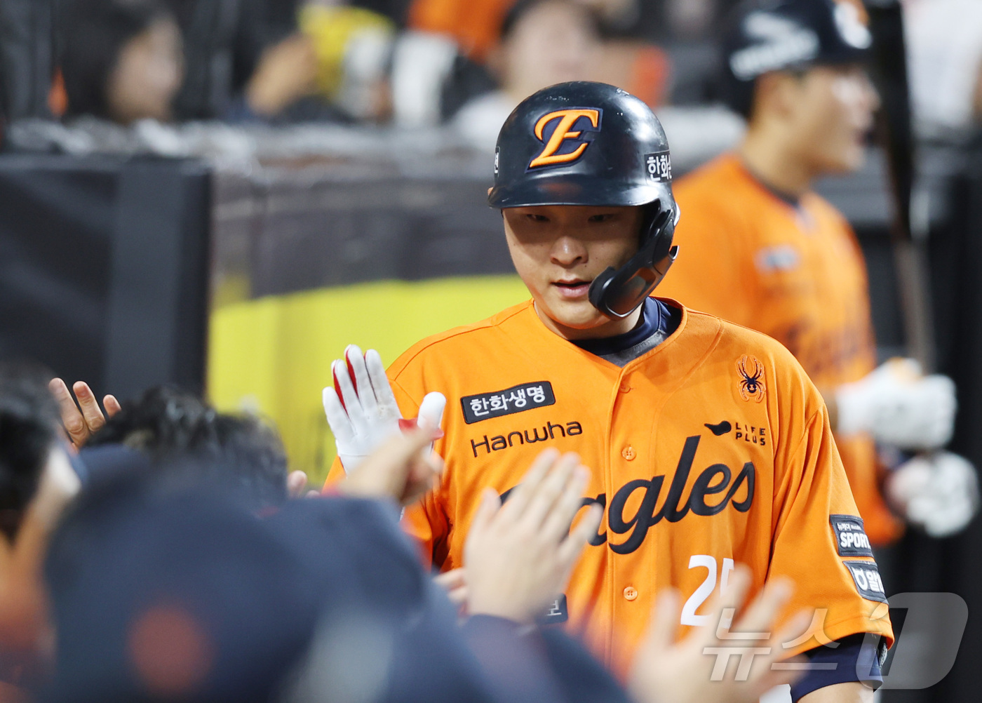 (대전=뉴스1) 김기남 기자 = 21일 대전 한화생명볼파크에서 열린 2026 신한 SOL KBO리그 LG 트윈스와 한화 이글스의 경기에서 6회말 한화 김태연이 솔로 홈런을 치고 더 …