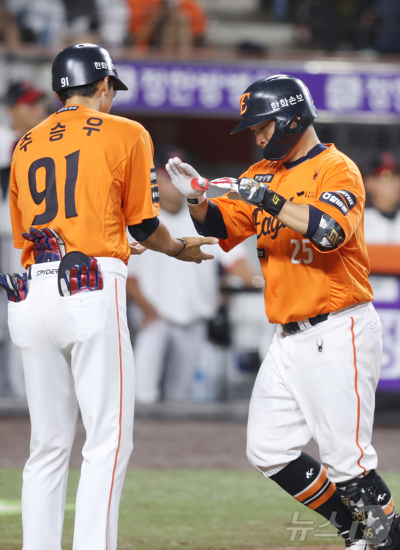 (대전=뉴스1) 김기남 기자 = 21일 대전 한화생명볼파크에서 열린 2026 신한 SOL KBO리그 LG 트윈스와 한화 이글스의 경기에서 6회말 한화 김태연이 솔로 홈런을 날린 뒤 …