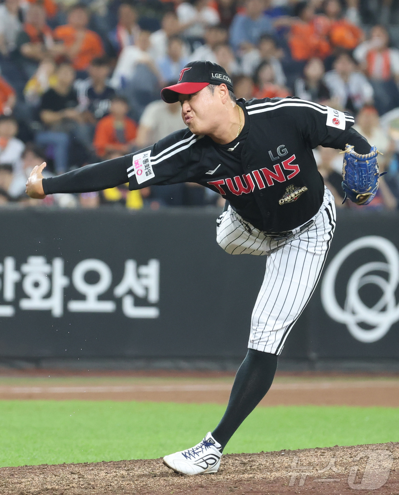 (대전=뉴스1) 김기남 기자 = 21일 대전 한화생명볼파크에서 열린 2026 신한 SOL KBO리그 LG 트윈스와 한화 이글스의 경기에서 8회말  LG 배재준이 투구하고 있다. 2 …