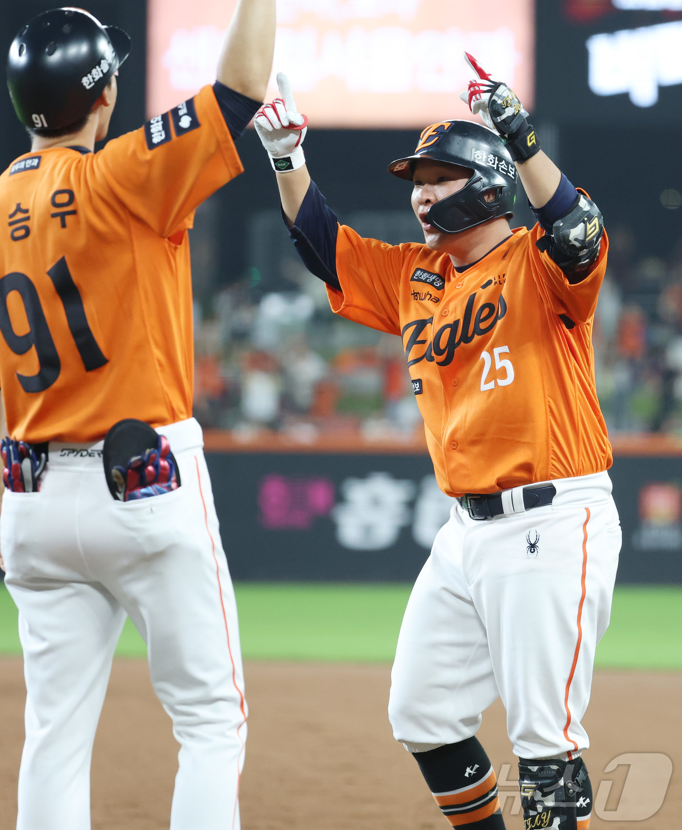 (대전=뉴스1) 김기남 기자 = 21일 대전 한화생명볼파크에서 열린 2026 신한 SOL KBO리그 LG 트윈스와 한화 이글스의 경기에서 8회말 한화 김태연이 2사 ,1,3루에서 …