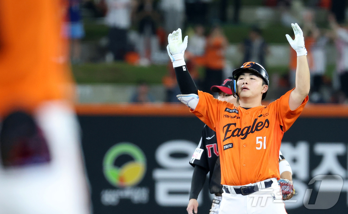 (대전=뉴스1) 김기남 기자 = 21일 대전 한화생명볼파크에서 열린 2026 신한 SOL KBO리그 LG 트윈스와 한화 이글스의 경기에서 8회말 한화 문현빈이 2타점 2루타를 치며 …