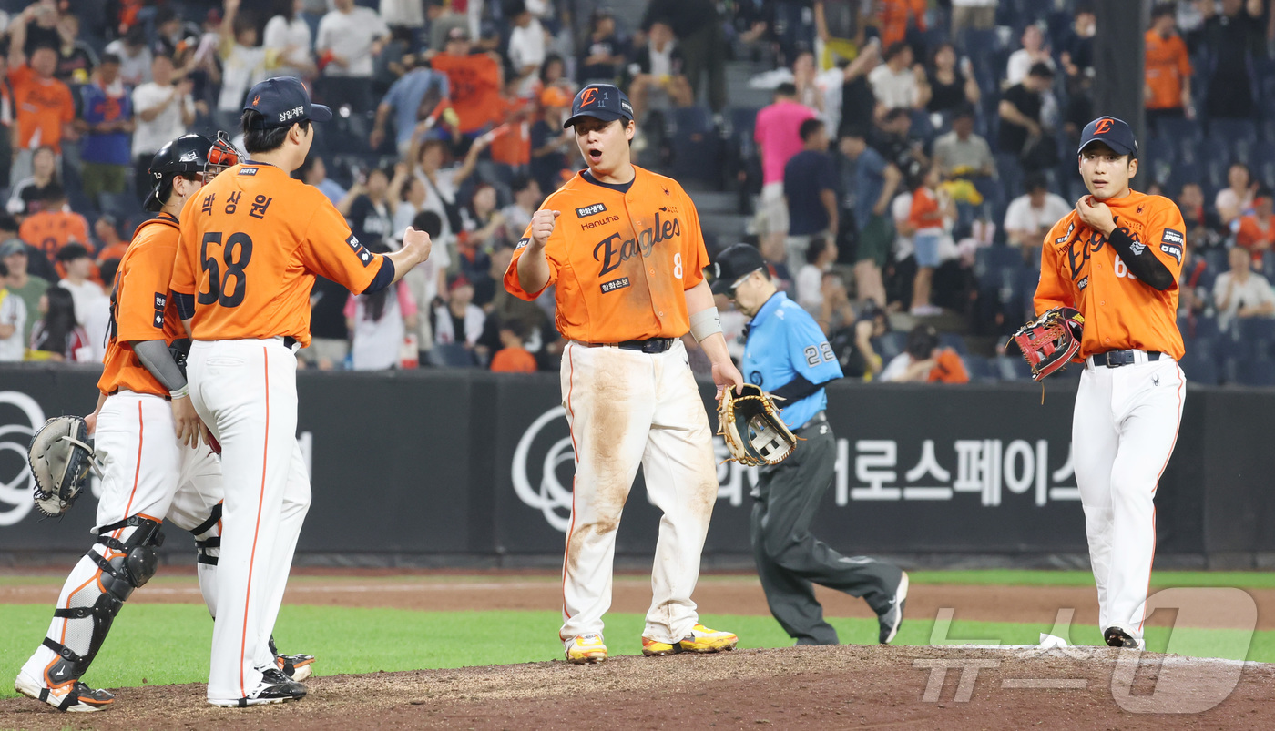 (대전=뉴스1) 김기남 기자 = 21일 대전 한화생명볼파크에서 열린 2026 신한 SOL KBO리그 LG 트윈스와 한화 이글스의 경기에서 15대11 역전승을 거둔 한화 선수들이 기 …
