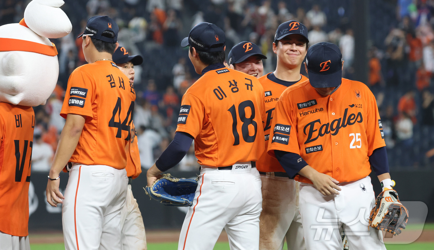 (대전=뉴스1) 김기남 기자 = 21일 대전 한화생명볼파크에서 열린 2026 신한 SOL KBO리그 LG 트윈스와 한화 이글스의 경기에서 15대11 역전승을 거둔 한화 선수들이 하 …