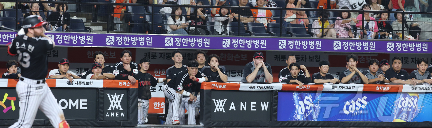 (대전=뉴스1) 김기남 기자 = 21일 대전 한화생명볼파크에서 열린 2026 신한 SOL KBO리그 LG 트윈스와 한화 이글스의 경기에서 LG가 15대11 역전패를 당하며 씁쓸한 …