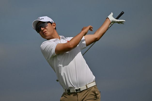 송영한, LIV 골프 최종전 2라운드 공동 20위…선두와 5타 차