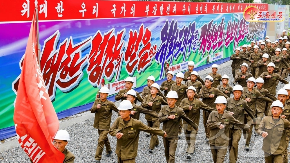 (평양 노동신문=뉴스1) = 북한 노동당 기관지 노동신문은 22일 "조선인민군 제124연대 관병들이 지방발전정책 실행을 위한 전진 속도를 더욱 가속화하고 있다"라며 각지 지방공업공 …