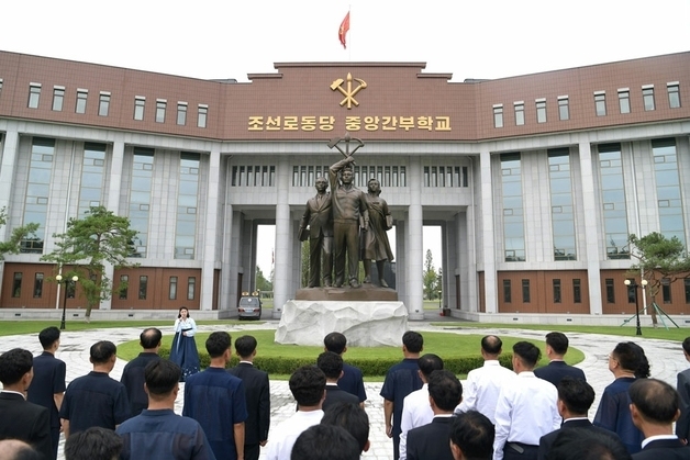 트럼프 대화 손짓 속 미사일엔 함구…'건설' 띄우기 [데일리 북한]