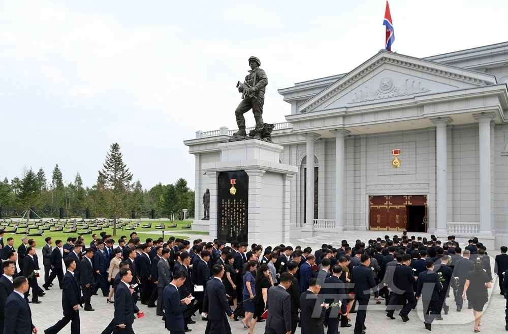 (평양 노동신문=뉴스1) = 북한 노동당 기관지 노동신문은 22일 전국 당간부양성 부문 교원강습회 참가자들이 기록영화 관람과 혁명사적지 참관 등 정치문화사업을 진행했다고 보도했다. …