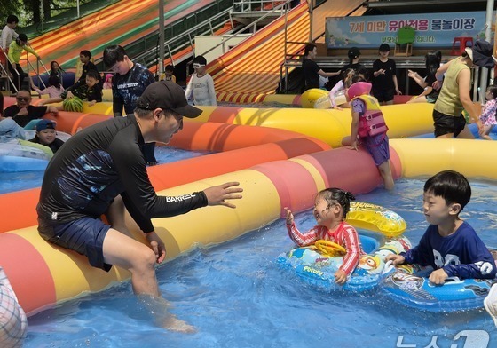 "막바지 피서 즐기자"…충북도 내 계곡·물놀이장 시민 발길