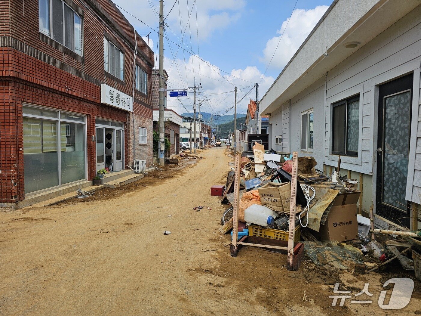 본문 이미지 - 극한 폭우가 할퀸 거제시 둔덕면 하둔리의 마을도로에 폐기물이 쌓여 있다. 2026.8.22 ⓒ 뉴스1 박민석 기자
