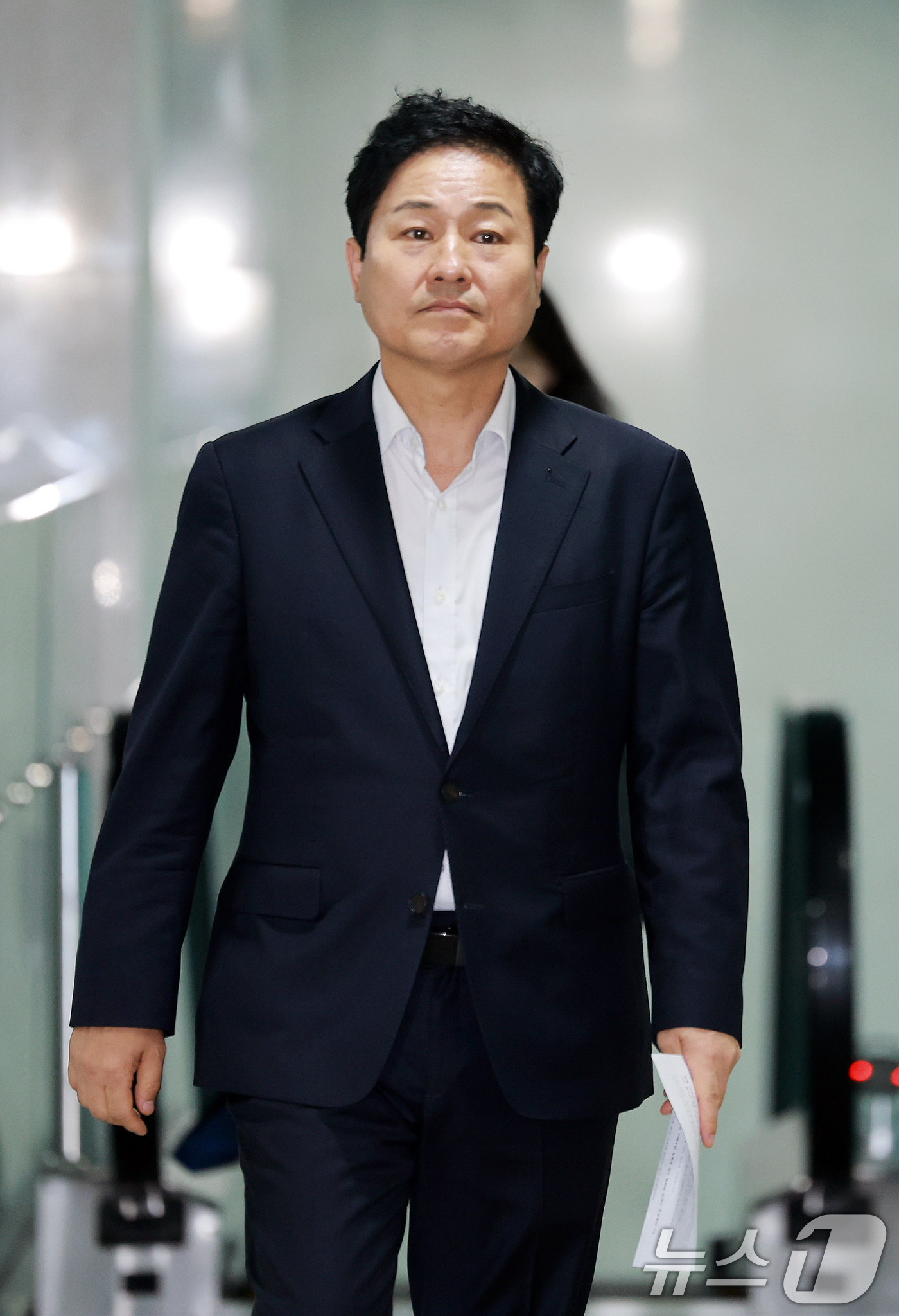 (서울=뉴스1) 이호윤 기자 = 김영배 더불어민주당 서울시당위원장이 22일 서울 여의도 국회 소통관에서 오세훈 서울시장과의 주택 공급 관련 오찬 회동 브리핑을 하기 위해 발걸음을 …