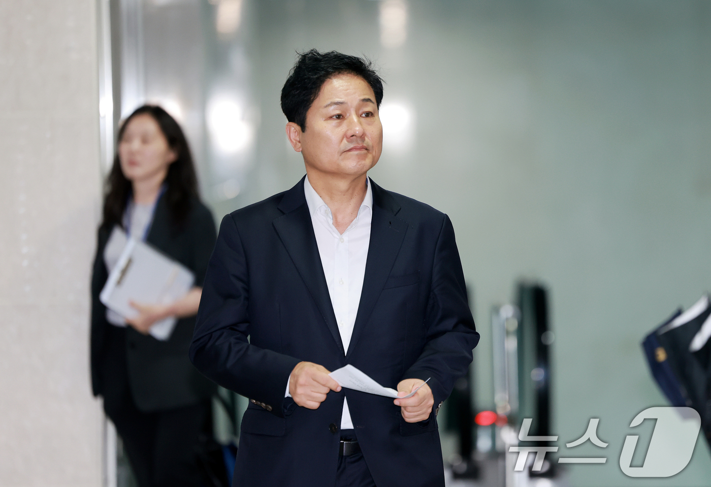 (서울=뉴스1) 이호윤 기자 = 김영배 더불어민주당 서울시당위원장이 22일 서울 여의도 국회 소통관에서 오세훈 서울시장과의 주택 공급 관련 오찬 회동 브리핑을 하기 위해 발걸음을 …