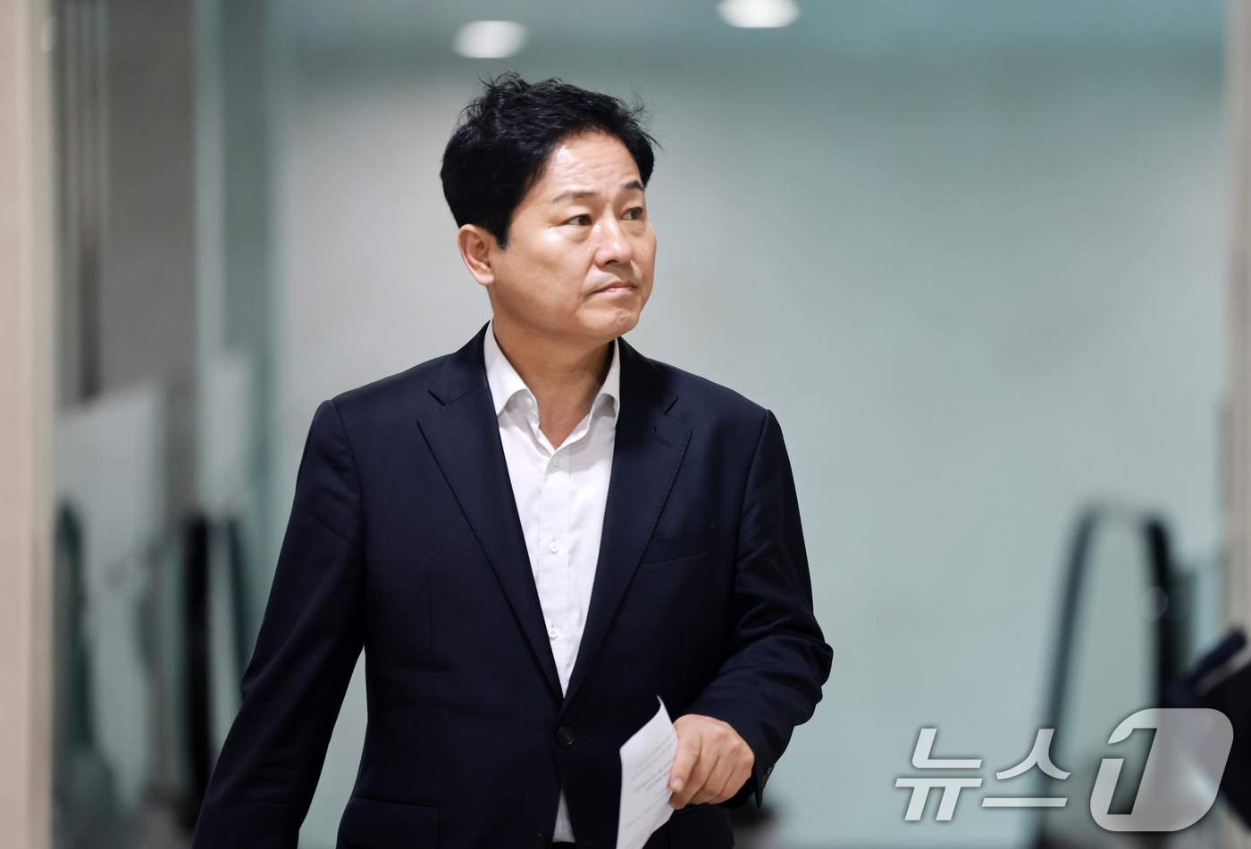 (서울=뉴스1) 이호윤 기자 = 김영배 더불어민주당 서울시당위원장이 22일 서울 여의도 국회 소통관에서 오세훈 서울시장과의 주택 공급 관련 오찬 회동 브리핑을 하기 위해 발걸음을 …