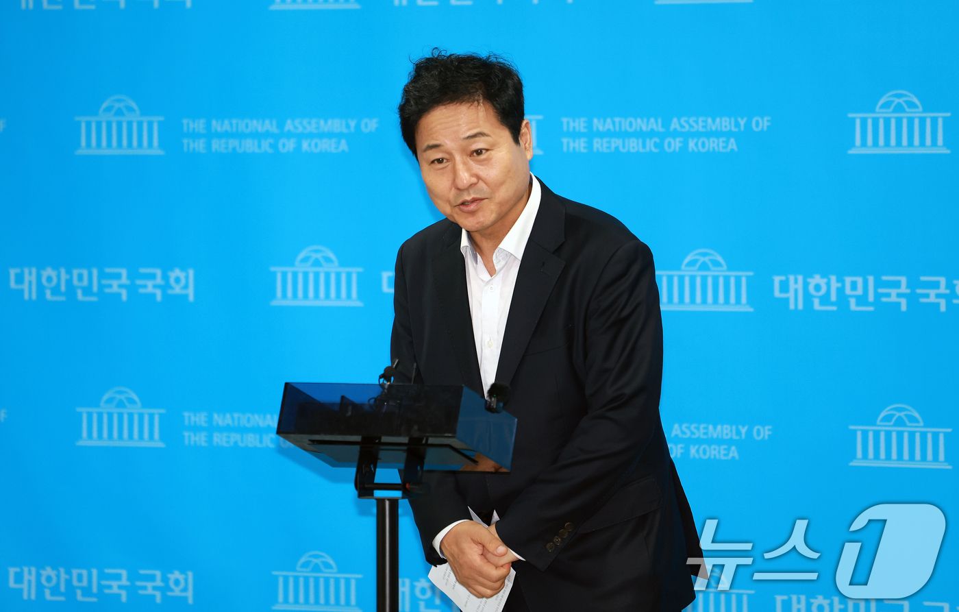 (서울=뉴스1) 이호윤 기자 = 김영배 더불어민주당 서울시당위원장이 22일 서울 여의도 국회 소통관에서 오세훈 서울시장과의 주택 공급 관련 오찬 회동 브리핑을 하고 있다. 2026 …