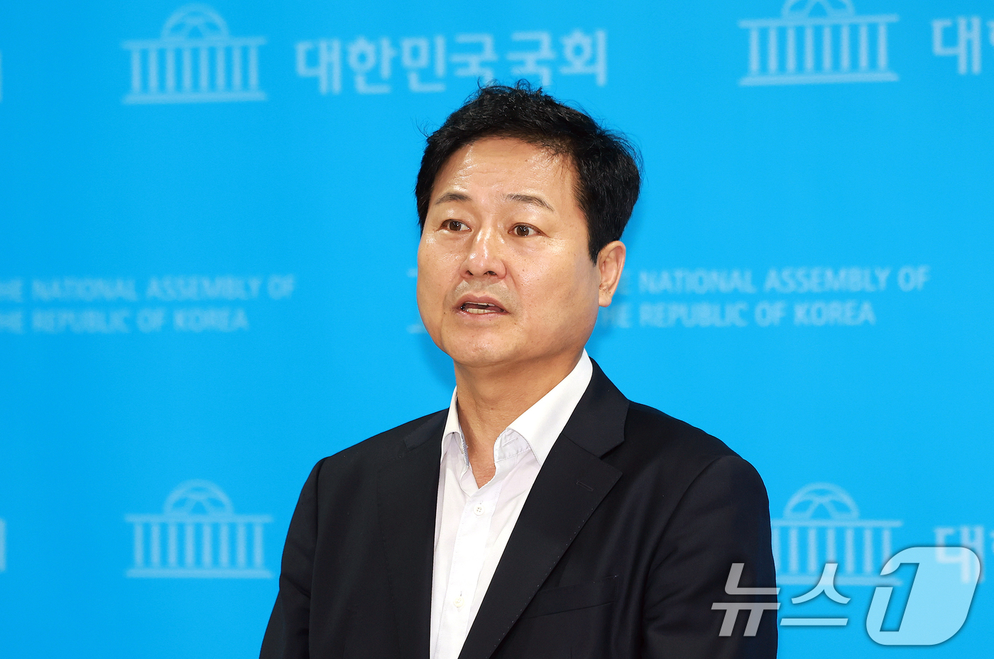 (서울=뉴스1) 이호윤 기자 = 김영배 더불어민주당 서울시당위원장이 22일 서울 여의도 국회 소통관에서 오세훈 서울시장과의 주택 공급 관련 오찬 회동 브리핑을 하고 있다. 2026 …