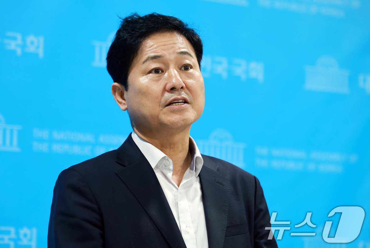 (서울=뉴스1) 이호윤 기자 = 김영배 더불어민주당 서울시당위원장이 22일 서울 여의도 국회 소통관에서 오세훈 서울시장과의 주택 공급 관련 오찬 회동 브리핑을 하고 있다. 2026 …