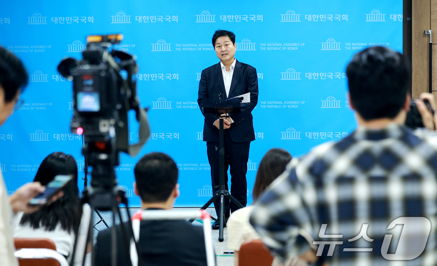 (서울=뉴스1) 이호윤 기자 = 김영배 더불어민주당 서울시당위원장이 22일 서울 여의도 국회 소통관에서 오세훈 서울시장과의 주택 공급 관련 오찬 회동 브리핑을 하고 있다. 2026 …