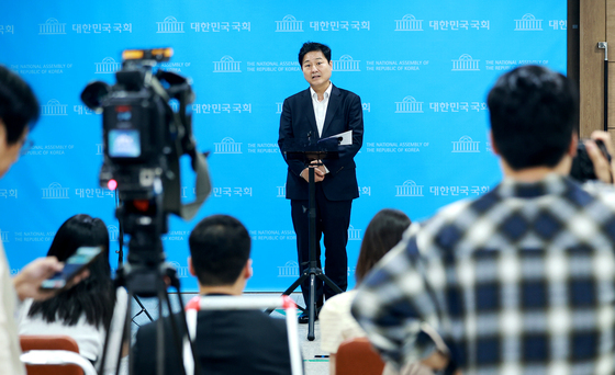 기자들 앞에서 오찬 내용 브리핑하는 김영배 시당위원장