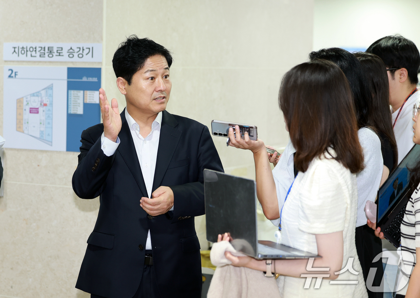 (서울=뉴스1) 이호윤 기자 = 김영배 더불어민주당 서울시당위원장이 22일 서울 여의도 국회 소통관에서 오세훈 서울시장과의 주택 공급 관련 오찬 내용 브리핑을 마치고 기자들의 질문 …