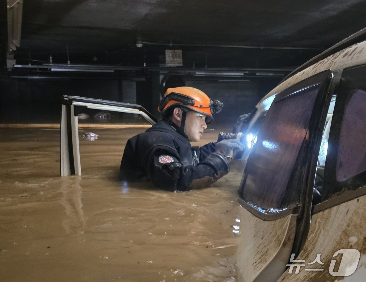 본문 이미지 - 지난 19일 극한 폭우로 침수된 거제시 고현동의 한 상가 지하주차장에서 소방관들이 인명 수색에 나서고 있다.(경남소방본부 제공. 재판매 및 DB금지)