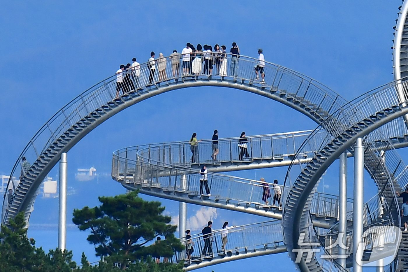 (포항=뉴스1) 최창호 기자 = 절기상 처서를 하루 앞둔 22일 오후 경북 포항시 북구 환호공원에 있는 스페이스워크를 찾은 관강객들이 휴일을 즐기고 있다.  2026.8.22/뉴스 …